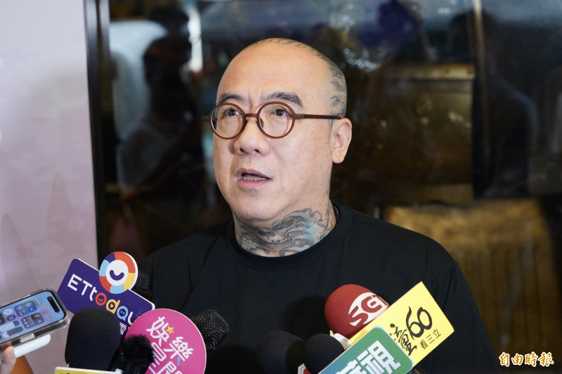 顏正國太太悲痛無法與外界說明，由鋼鐵爸代表發言。（記者廖俐惠攝）