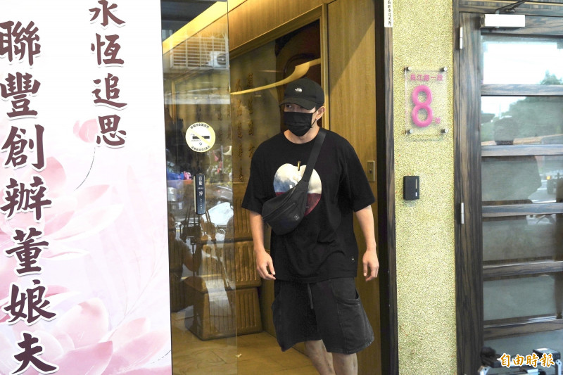 黃尚禾悼念顏正國，待超過兩小時先行離去。（記者廖俐惠攝）