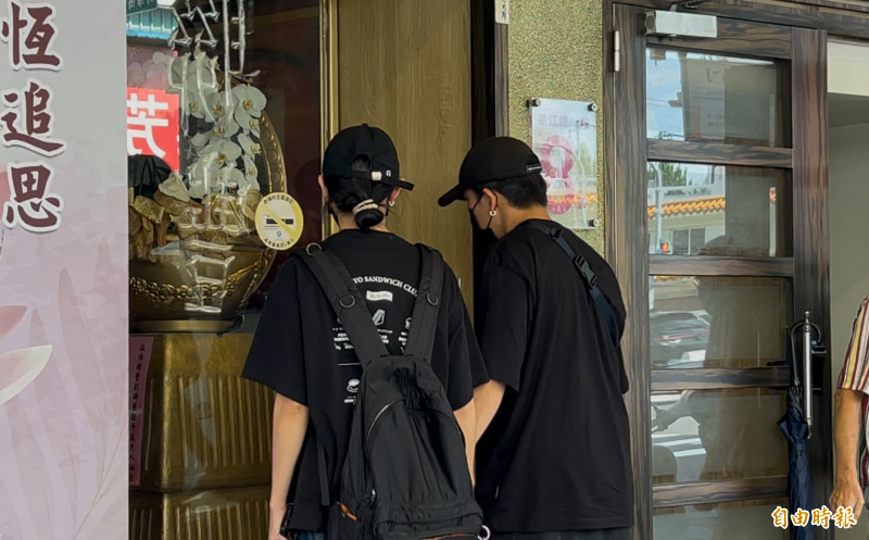 李千娜（左）、黃尚禾夫婦現身顏正國靈堂。（記者廖俐惠攝）