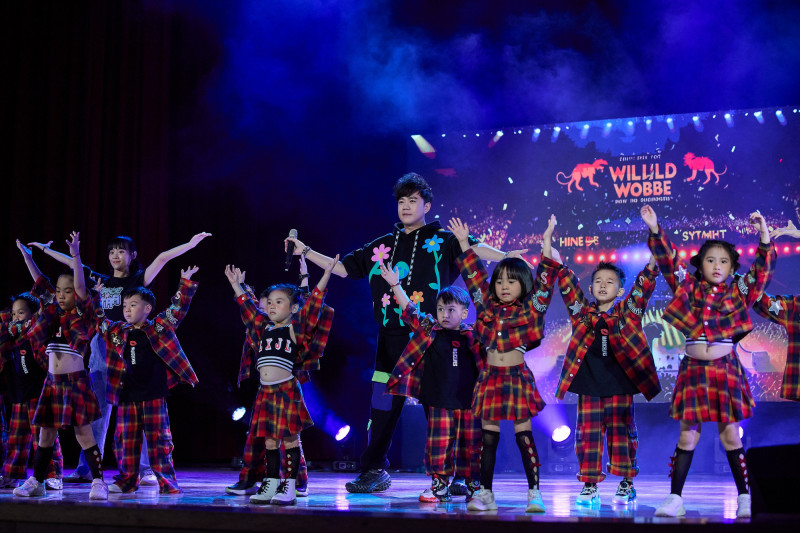 適逢舞蹈教室十周年，李岳親自上台跳開場舞。（種瓜得瓜工作室提供）