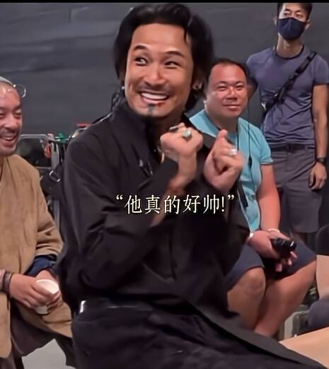 杜德偉見鏡頭正在補捉花絮。　（翻攝自YouTube）