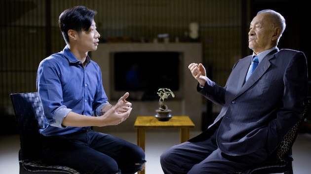 《終戰那一天》記錄林昶佐（左）與台灣獨立運動的先驅彭明敏教授對談。（貝殼放大提供）