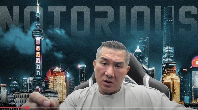 館長後續直播中態度變得較和緩，還不斷說自己一定會被辦。（翻攝自YouTube）