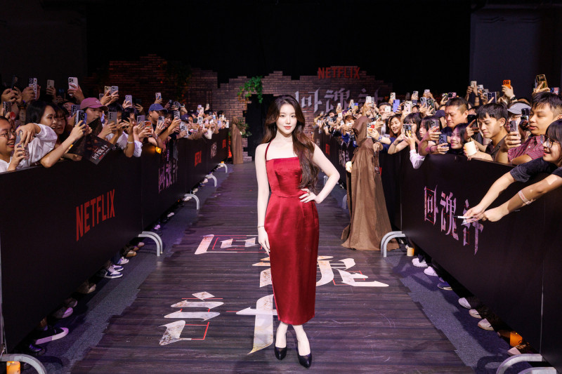 舒華一襲紅色禮服出席《回魂計》全球發布之夜，瞬間引起尖叫聲不斷。（Netflix提供）