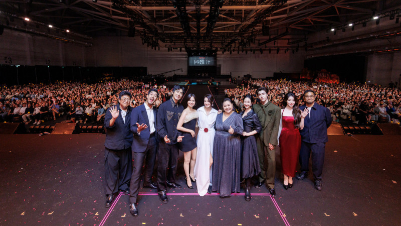 導演陳正道（右起）、舒華、尹浩宇、劉主平、鍾欣凌、舒淇、李心潔、傅孟柏、蘇格拉瓦·卡那諾、導演許肇任出席《回魂計》首映。（Netflix提供）