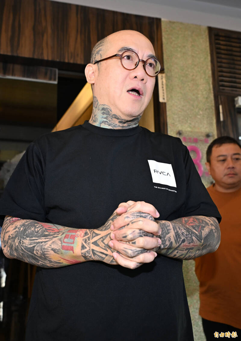 負責其喪葬事宜的「鋼鐵爸」現身受訪。（記者胡舜翔攝）