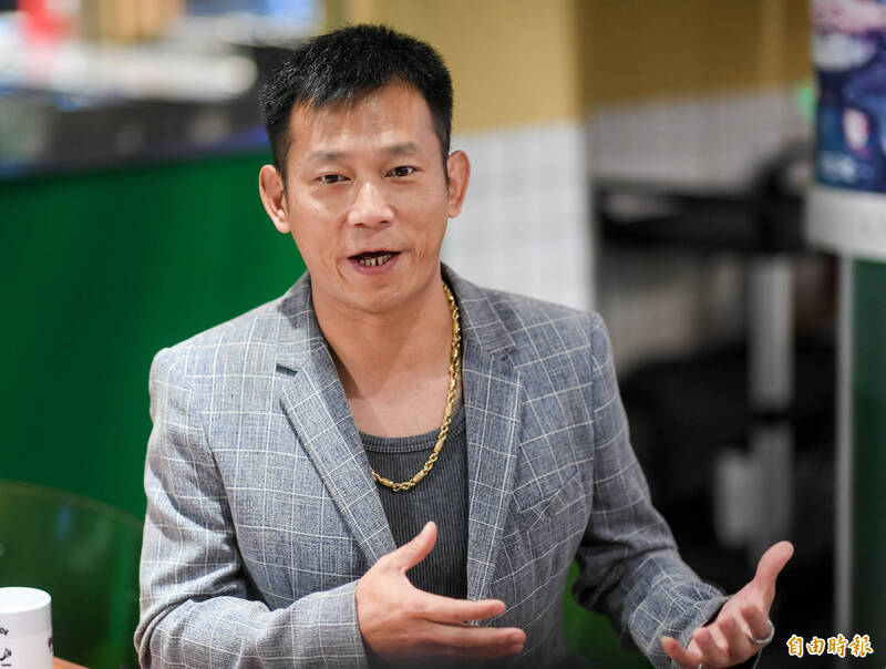 顏正國靈堂典雅莊嚴 粉絲一早到場致意