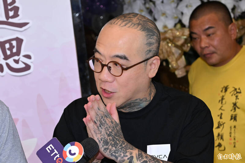 負責其喪葬事宜的「鋼鐵爸」現身受訪。（記者胡舜翔攝）