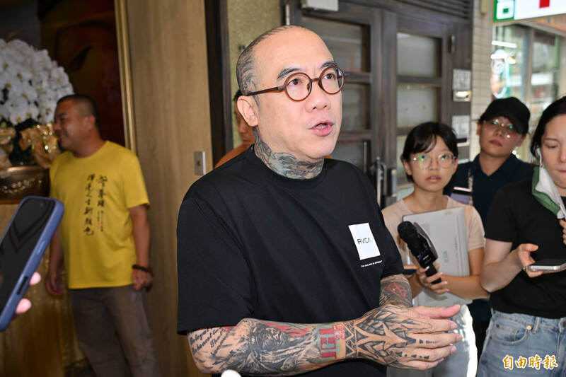 負責其喪葬事宜的「鋼鐵爸」現身受訪。（記者胡舜翔攝）