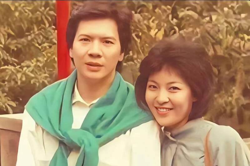 向華強（左）與「向太」陳嵐鶼鰈情深。（香港星島日報）