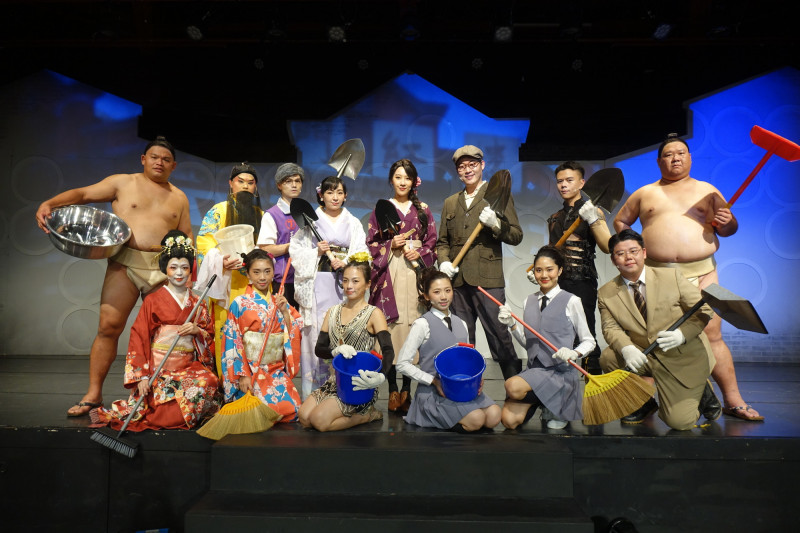 《西門町一番地》演出呼應時事，演員致敬鏟子超人。（全民大劇團提供）