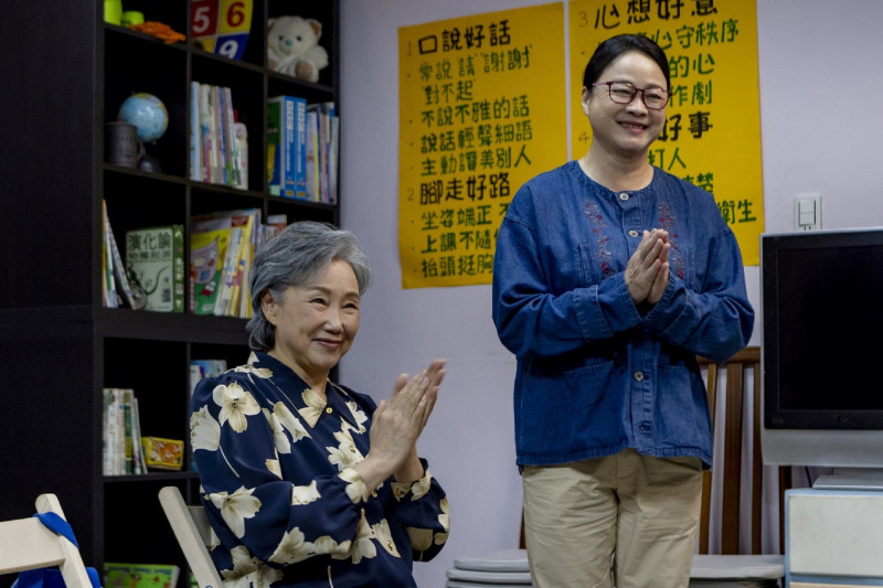 陳季霞在飾演訪視志工「靜慧」，在劇中全力支持陸小芬。（大愛提供）