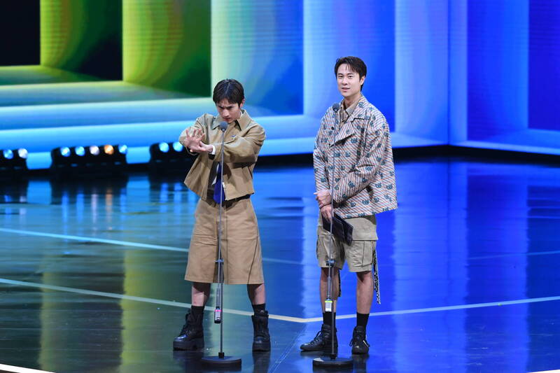 阿本頒獎時搞笑放話，施展鳳凰電波。（三立提供）