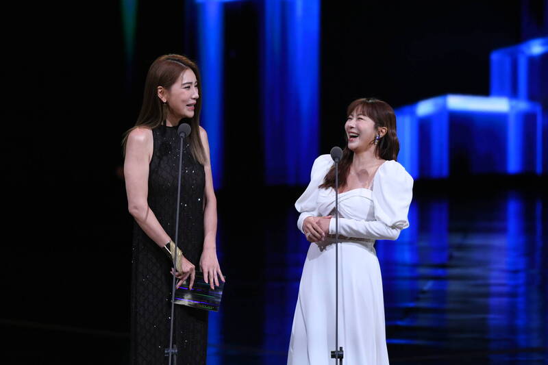 綜藝閨密小禎（左）、李佩甄登金鐘舞台頒獎，笑稱能來是因為經紀人有接電話。（三立提供）
