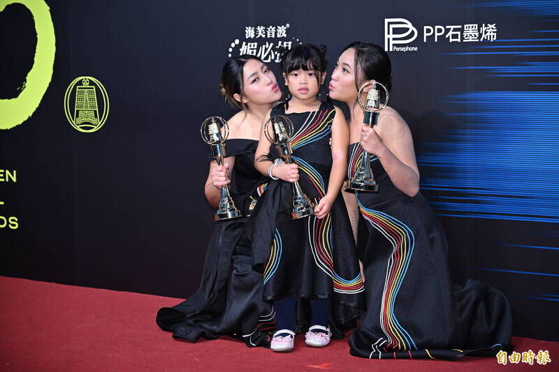 第60屆廣播金鐘獎兒童節目主持人獎 《wawa快樂屋》如逸比佑邢幸（右起）、黃婼馡、阿布絲．伊斯坦大。（記者胡舜翔攝）