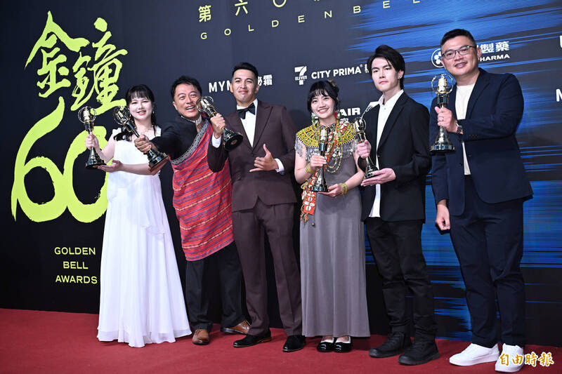 第60屆廣播金鐘獎教育文化節目主持人獎  隔壁住了誰 佳怡（左1）、哈勇（左2）。（記者胡舜翔攝）