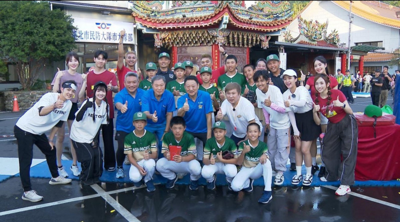 胡瓜外景綜藝節目找來東園國小少棒隊一起闖關挑戰，其中PP石墨烯董事長郭宏睿、松山慈惠堂執行長張漢呈、總策畫長李瑞彬（藍衣由左至右）也現身同歡。（民視提供）