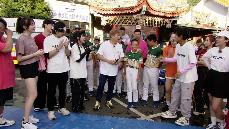 胡瓜找來東園國小少棒隊一起闖關挑戰。（民視提供）