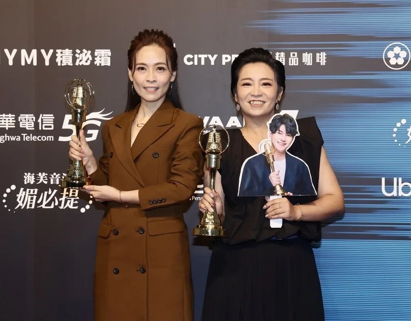 由知名製作人羅亦娌（左）與阿凱翔主持的《劇透客語》，奪下廣播金鐘生活風格節目主持人獎。（客委會提供）