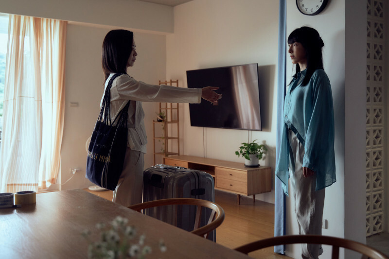 謝盈萱（左）和楊謹華在《影后》是昔日閨密，變成再不相見的決裂宿敵。（Netflix提供）