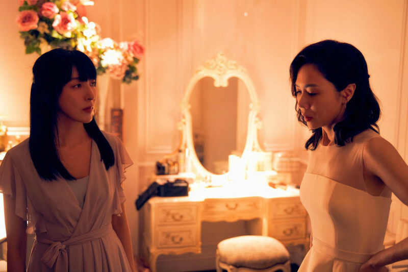 楊謹華（左）《影后》中，在謝盈萱婚禮與她當眾鬧翻。（Netflix提供）