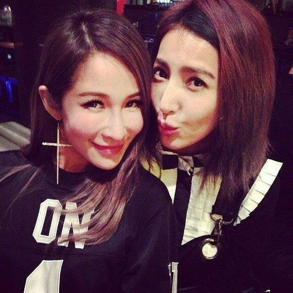 蕭亞軒（左）、楊謹華曾是演藝圈著名無話不說的姊妹淘。（翻攝自臉書）