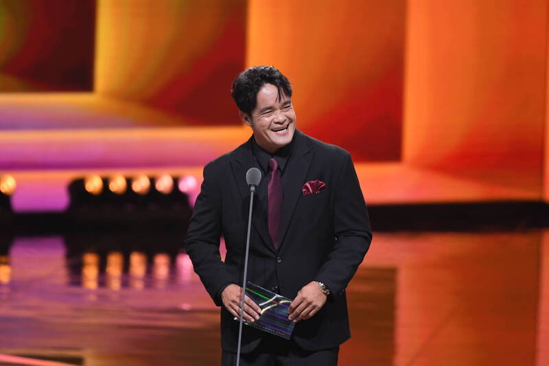 頒獎人「大師兄」林智勝。（三立提供）