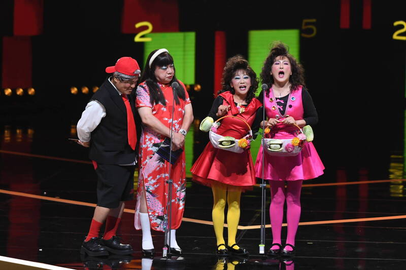 頒獎人（左起）許效舜、董至成、曹蘭、姚黛瑋。（三立提供）