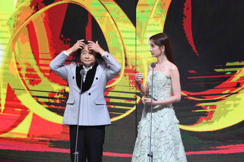 邰智源在台上模仿王世堅維妙維肖。（三立提供）