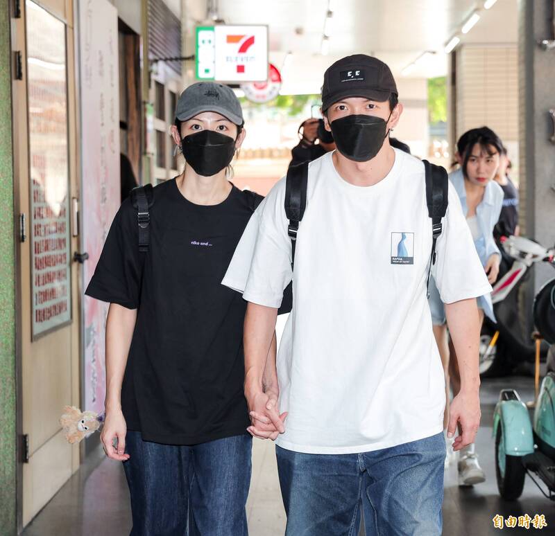 李千娜、黃尚禾牽手守靈5天。（記者王文麟攝）