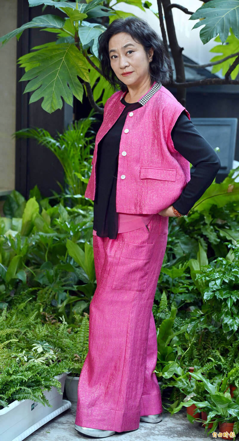 楊麗音以客家電視台《阿婆非死不可》角逐金鐘60迷你劇（電視電影）女主角獎，她在劇中飾演失智卻仍愛漂亮、拿LV名牌包的阿婆「李春妹」。（記者潘少棠攝）