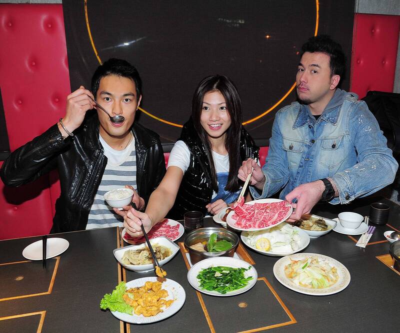 「元鍋」深受許多藝人喜愛，左起為楊祐寧、李千娜、黃志瑋。（資料照，台視提供）