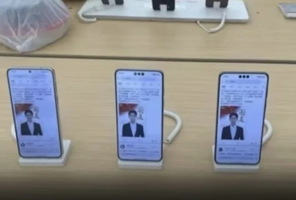 還有中網友分享在中國某間3C用品店，看到店內展示手機的螢幕被其他人換上于朦朧的照片。（圖翻攝自X平台）