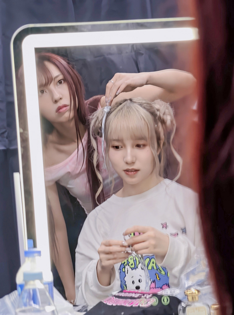 林易沄（後）特別飛到香港幫劉曉晴做造型。（好言娛樂提供）