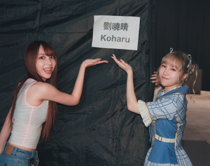 林易沄（左）到香港幫劉曉晴打氣。（好言娛樂提供）