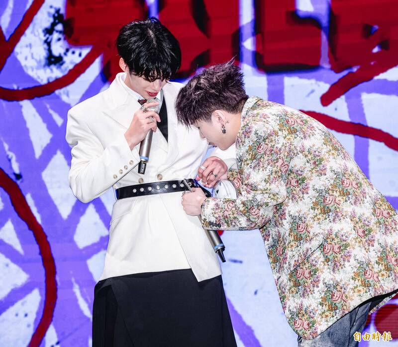 吳昱廷（右）在MV裡扮演藝術家，笑說滿足他「包手」的夢想。（記者王文麟攝）