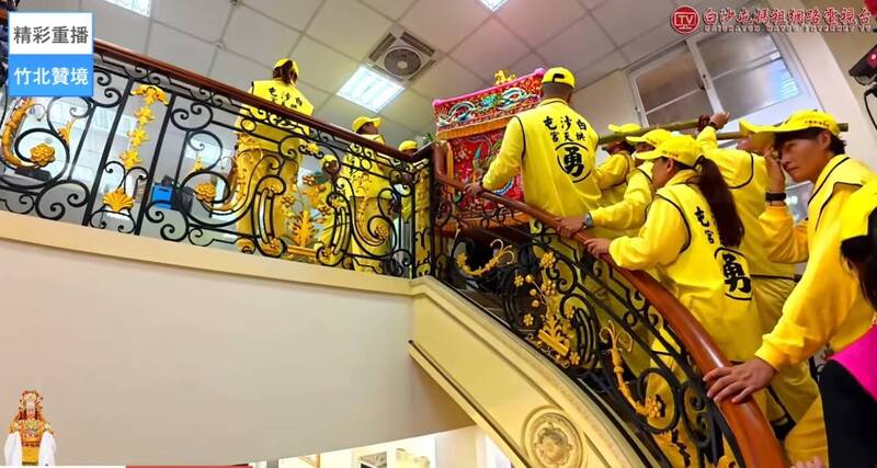 媽祖第二次進入胡漢龑豪宅時上二樓巡視。（翻攝YT）