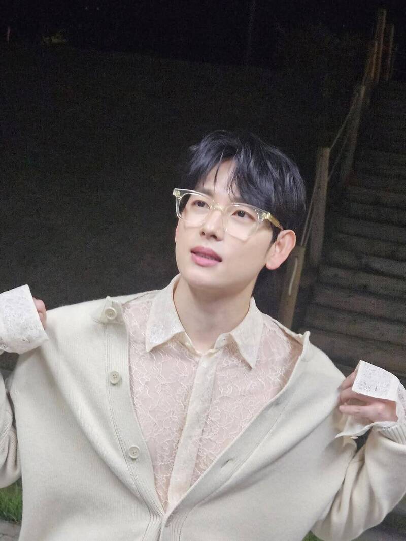 任時完2010年1月15日以男子團體「ZE：A帝國之子」成員身分出道。（翻攝自IG）