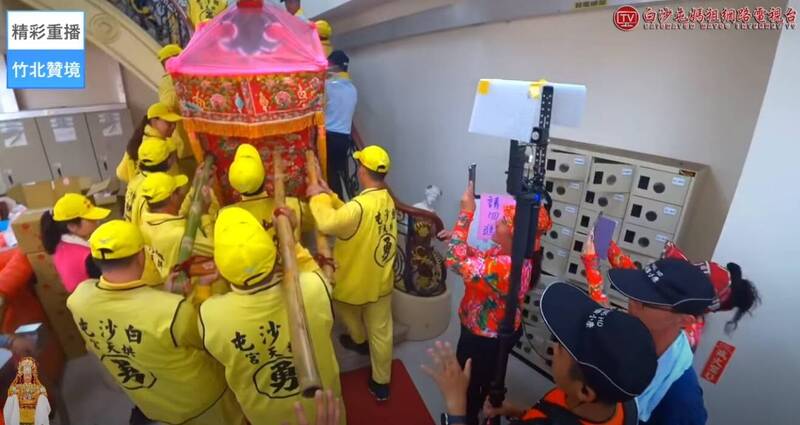 媽祖第二次進入胡漢龑豪宅時上二樓巡視。（翻攝YT）