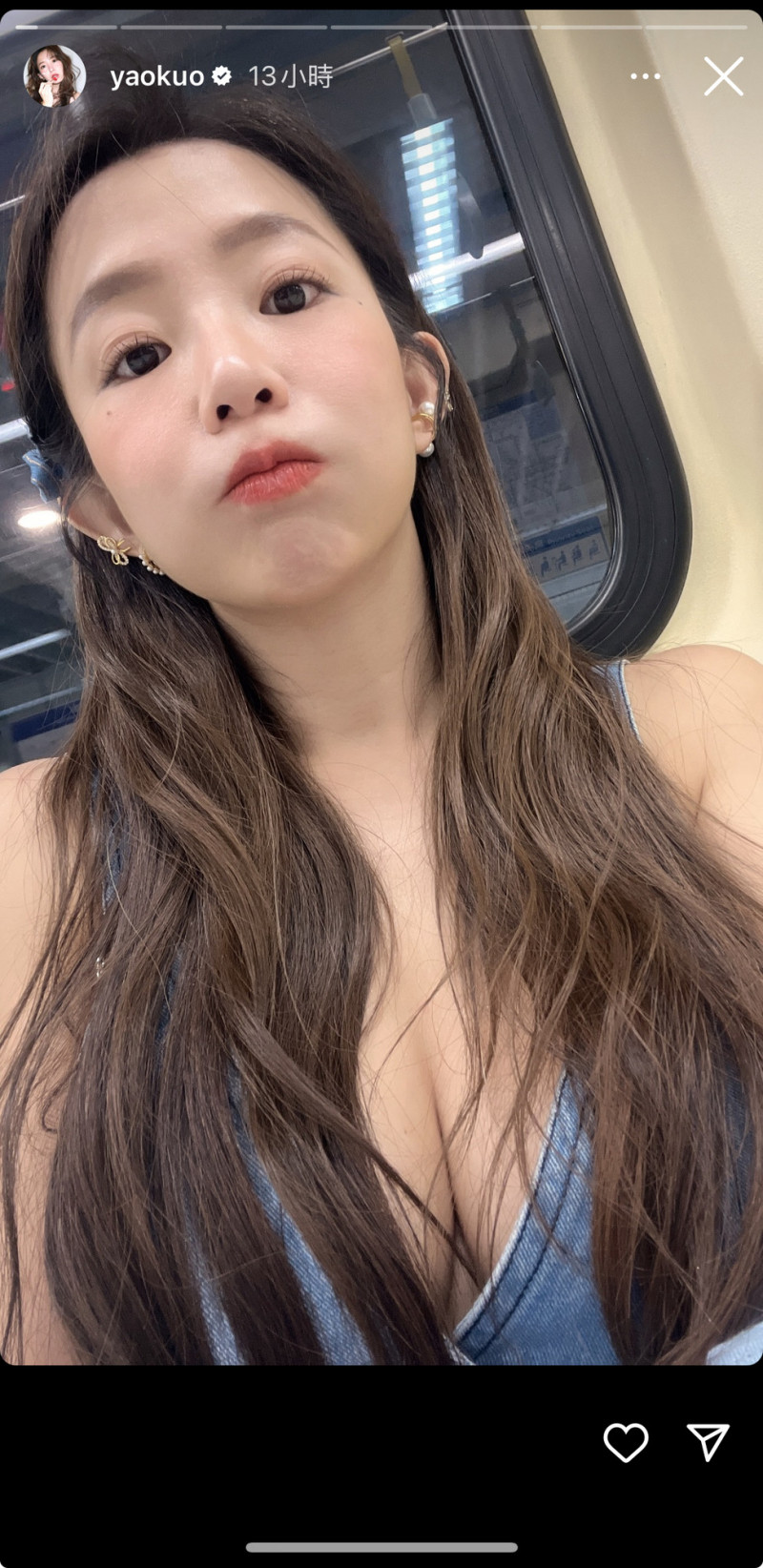 郭書瑤挺豪乳「搭捷運」!低胸背心快炸開 驚見超邪惡畫面