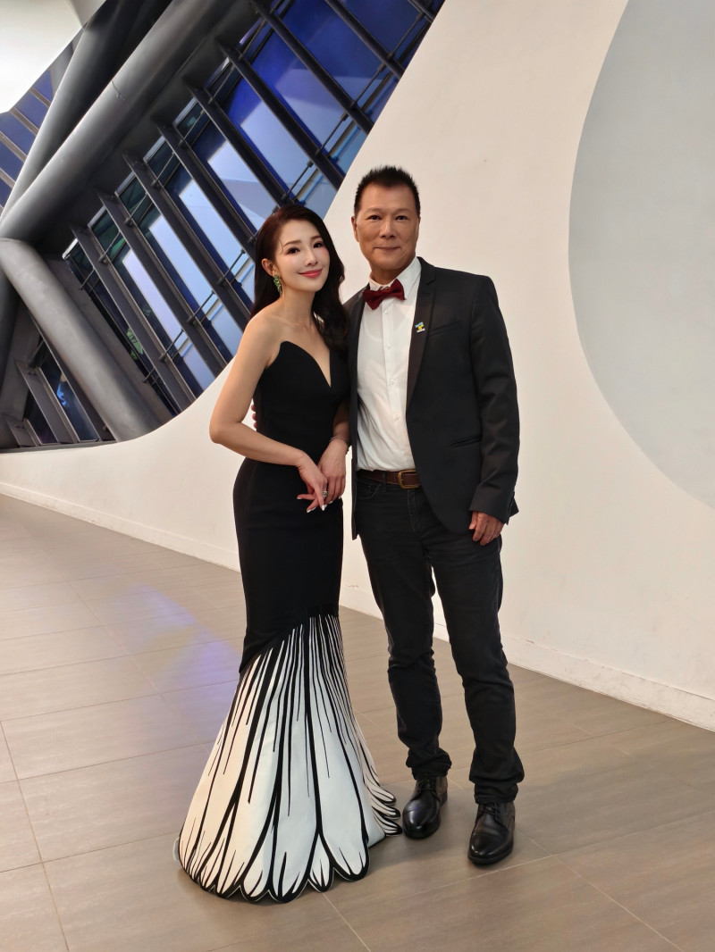 蔡詩萍（右）和老婆林書煒一起瘦身。（POP Radio聯播網提供））