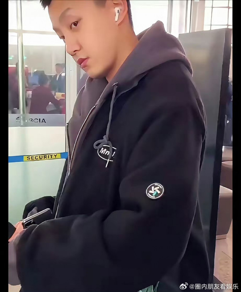 范世錡現身機場被拍。（翻攝微博）