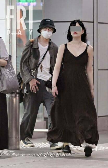 村上信五（左）宣布和圈外女性結婚。（翻攝自FRIDAY）