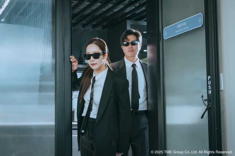 《行騙天下KR》朴敏英（左）和朴喜洵為了進行詐騙，裝扮成各種造型。（Hami Video提供）