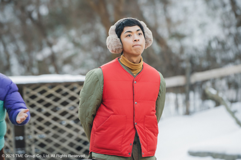 《行騙天下KR》朱鐘赫在劇中飾演的詐騙新手，經常被朴敏英騙得團團轉。（Hami Video提供）