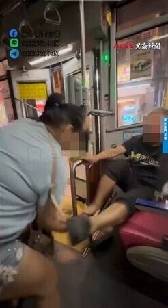基隆公車發生互毆事件，挨打老翁狠踹女子反擊。（翻攝自黑色豪門企業）
