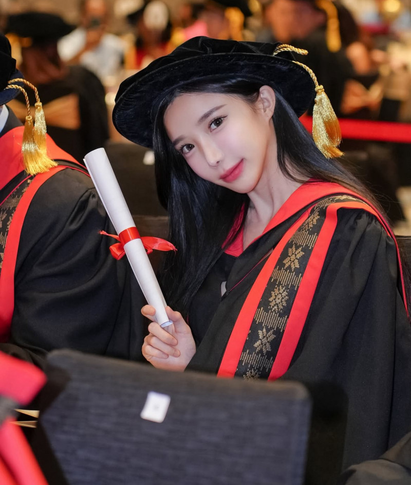 泳池畔驚見巨乳正妹!辣挺雙球抖動身體  超狂「博士」身分曝光