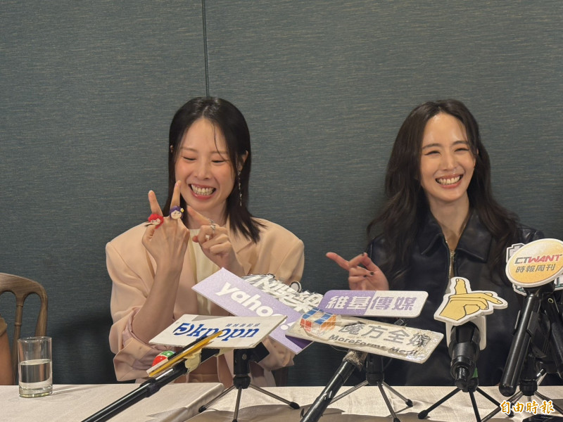 爆花（左）秀出女兒手作的幸運物，讓張鈞甯很羨慕。（記者蕭方綺攝）