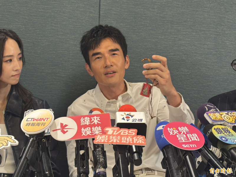 楊一展拿出2018年過世的親姊姊生前送的平安符，是他不離身的幸運物。（記者蕭方綺攝）