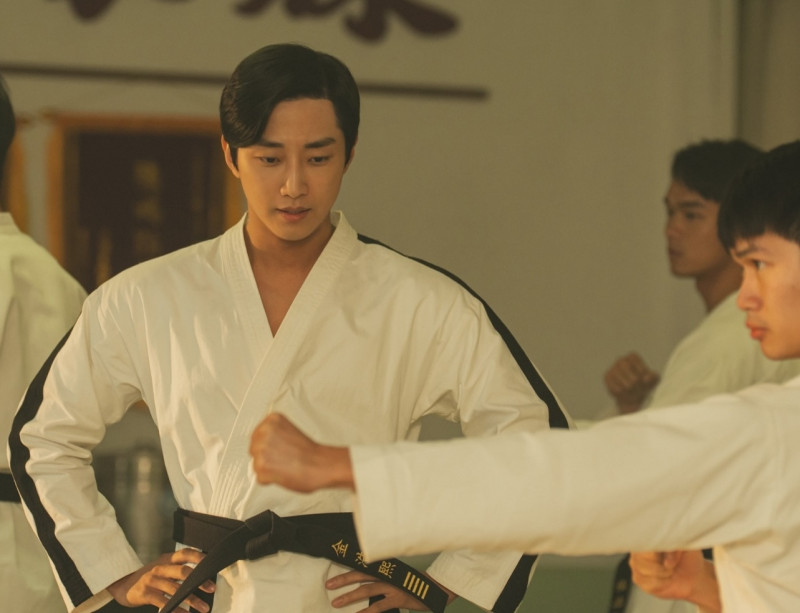 振永在《那張照片裡的我們》飾演來自韓國的跆拳道教練，穿著跆拳道服十分帥氣。（瀚草文創GrX STUDIO提供）